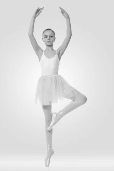 Mladá dívka balerína pózování na bílém pozadí — Stock fotografie