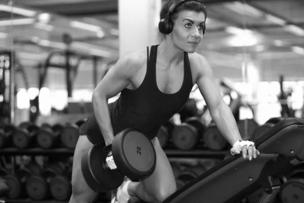 Bela menina fitness com corpo muscular — Fotografia de Stock