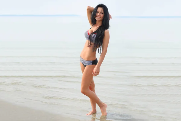 Belle fille en bikini sur la plage — Photo