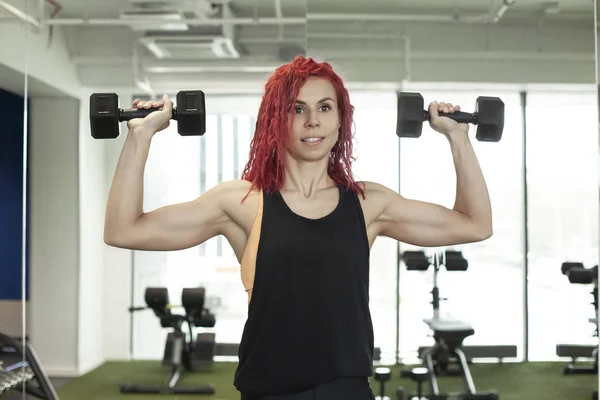 Mooie fitness meisje met gespierd lichaam — Stockfoto