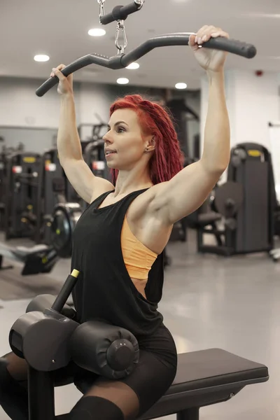 Vacker Fitness tjej med muskulös kropp — Stockfoto