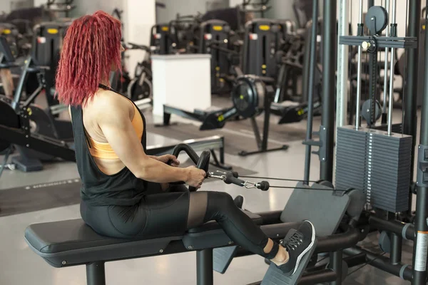 Mooie fitness meisje met gespierd lichaam — Stockfoto