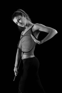 bir roket ile genç kız badminton oynuyor