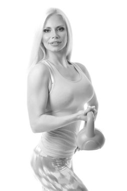 Güzel genç kadın egzersiz dumbbells ile