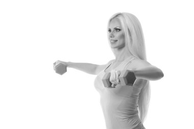 Güzel genç kadın egzersiz dumbbells ile
