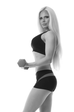 Güzel genç kadın egzersiz dumbbells ile