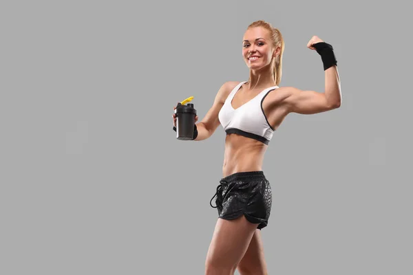 Fitness-Mädchen trinkt ein Sportgetränk — Stockfoto