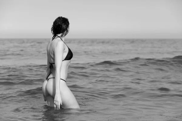Seksi genç kadın giyen bikini — Stok fotoğraf