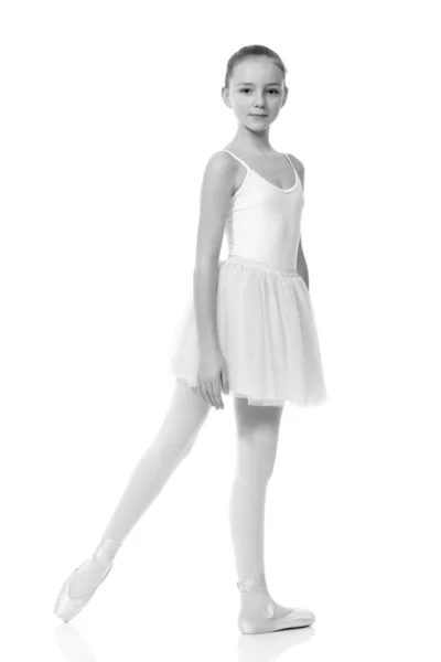 Junges Mädchen Ballerina posiert auf weißem Hintergrund — Stockfoto