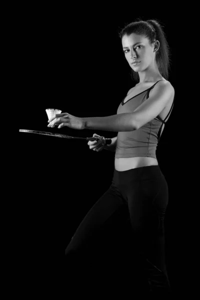 Chica joven con un cohete juega bádminton — Foto de Stock