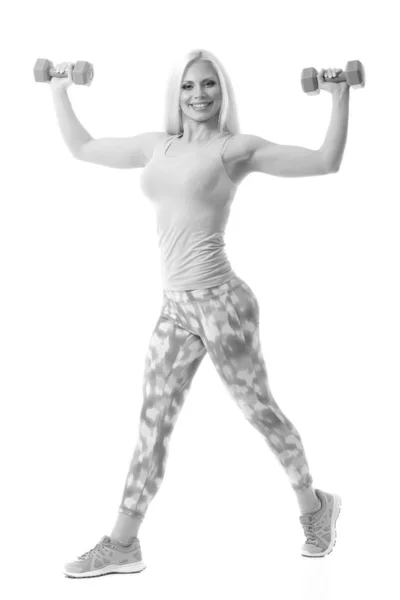 Krásná mladá žena cvičení s činkami — Stock fotografie