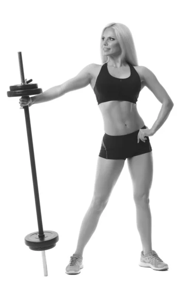 Улыбающаяся спортивная женщина, упражняющаяся с штангой — стоковое фото