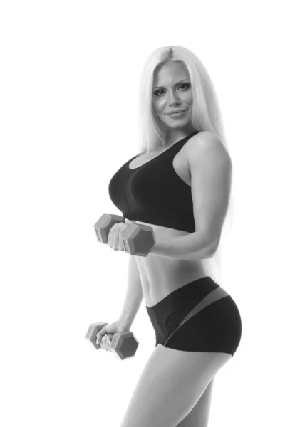Güzel genç kadın egzersiz dumbbells ile — Stok fotoğraf