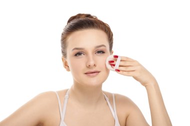 Güzel kadın pamuklu çubukla suratla temizler