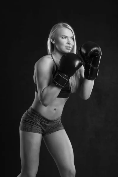 Молодое спортивное мышечное женское тело — стоковое фото