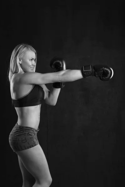 Unga atletisk muskulös kvinnlig kropp — Stockfoto
