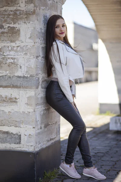 Jonge slanke mode model poseren op straat — Stockfoto