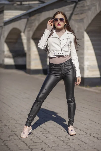 Jovem modelo de moda slim posando na rua — Fotografia de Stock