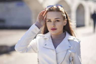 genç ince model sokakta poz