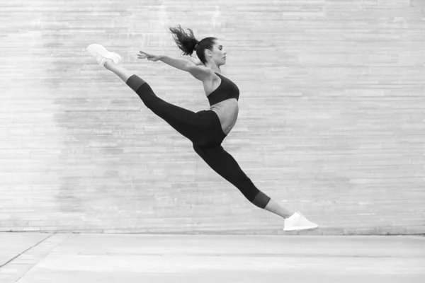 Jeune fille souple athlétique dans un saut — Photo