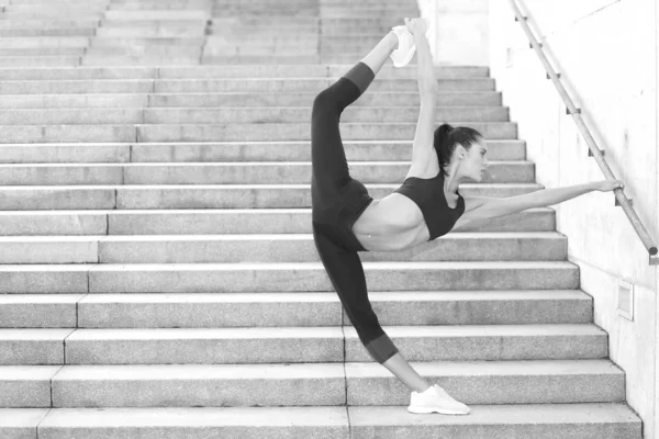 Mulher fitness feminino realizando um cordel — Fotografia de Stock