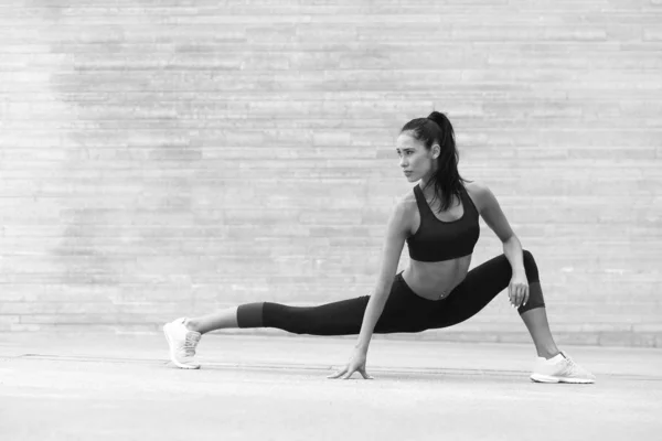 Female fitness woman performing a twine — Stock Photo, Image