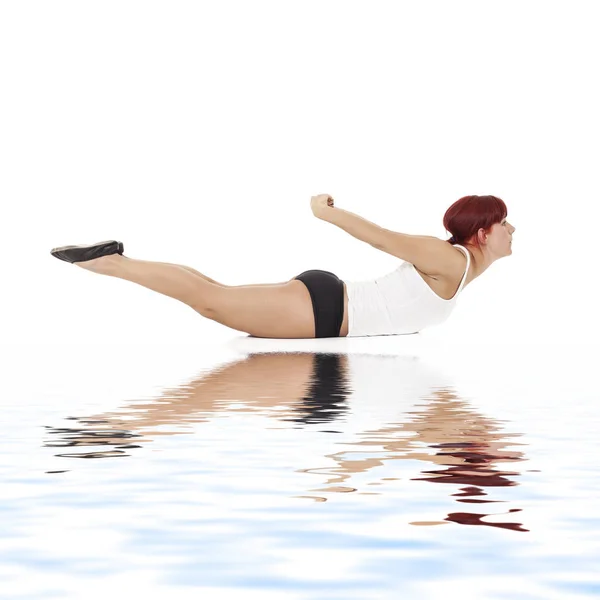 Mujer joven practicando ejercicio de yoga — Foto de Stock