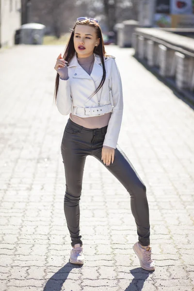 Jovem modelo de moda slim posando na rua — Fotografia de Stock