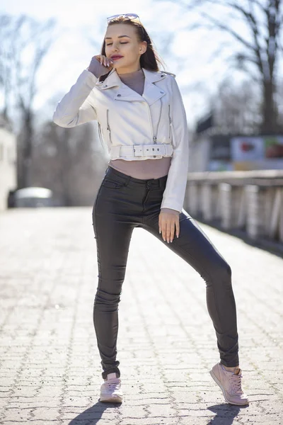 Fiatal karcsú divatmodell pózol az utcán — Stock Fotó