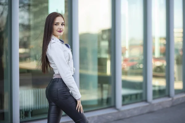 Joven delgado modelo de moda posando en la calle — Foto de Stock