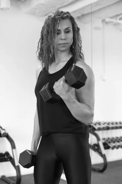 Chica atlética entrena en un gimnasio de fitness — Foto de Stock