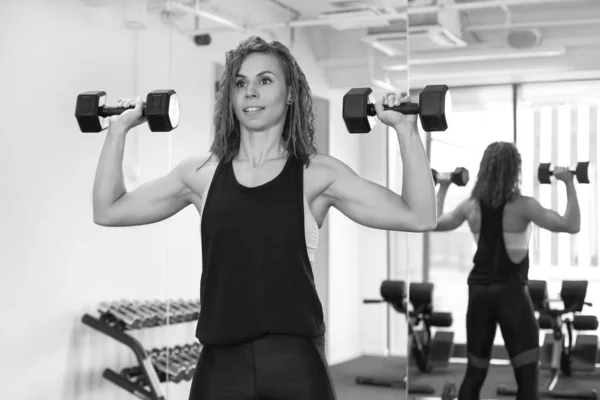 Atletische meisje traint in een fitness-gym — Stockfoto