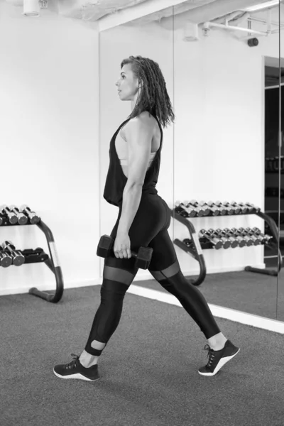 Atletische meisje traint in een fitness-gym — Stockfoto