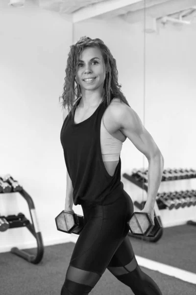 Athletic Girl pociągi w siłowni fitness — Zdjęcie stockowe