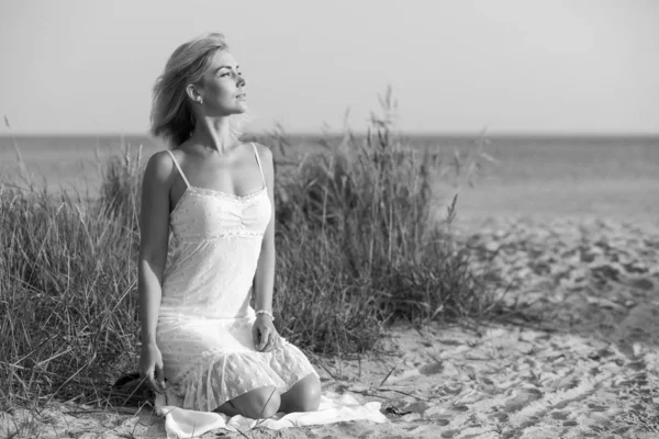 日落时分在海滩上的快乐女人 — 图库照片