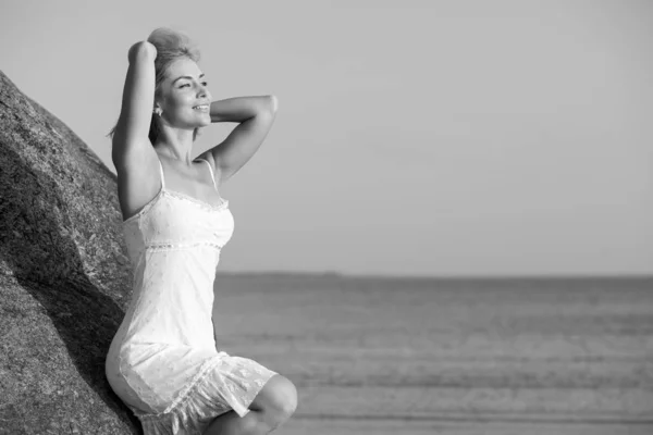 Glückliche Frau am Strand bei Sonnenuntergang — Stockfoto