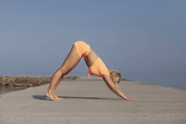 Junge Frau praktiziert Yoga-Übungen — Stockfoto
