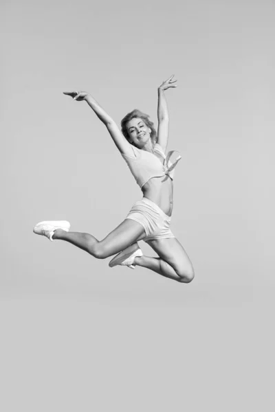 Jovem magro atlético menina no salto — Fotografia de Stock