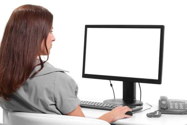 Chica joven trabaja con el ordenador — Foto de Stock