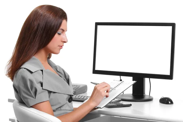 Genç kız bilgisayar ile çalışır — Stok fotoğraf