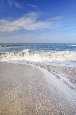 kumlu bir yaz plaj suyunda dalgalar