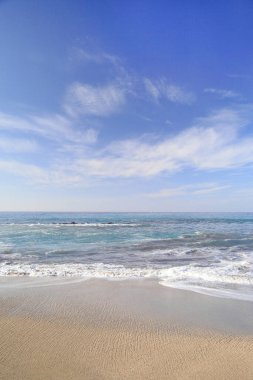 kumlu bir yaz plaj suyunda dalgalar