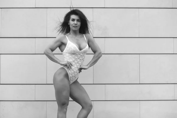 Unga sexig tjej bodybuilder i vita underkläder — Stockfoto