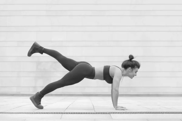 Giovane ragazza muscolosa forte facendo esercizi — Foto Stock