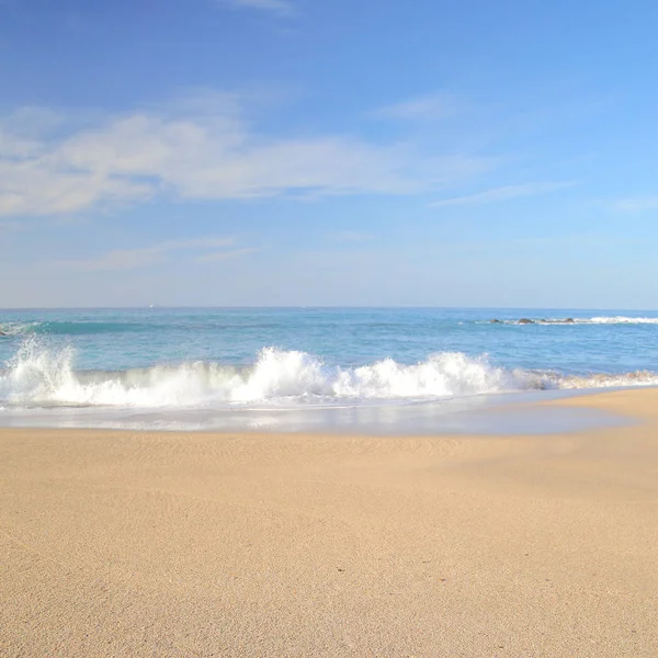 Vågor på vattnet i en sandstrand sommar — Stockfoto