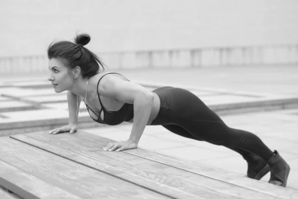 Genç güçlü kaslı kız egzersizleri yapıyor — Stok fotoğraf