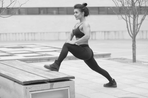 Jovem forte muscular menina fazendo exercícios — Fotografia de Stock