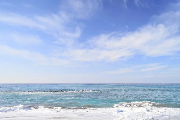 Fale na wodzie piaszczystej letniej plaży — Zdjęcie stockowe