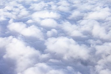 beyaz bulutlar üzerinde manzara