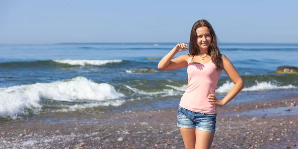 Joven feliz chica en verano junto al mar —  Fotos de Stock